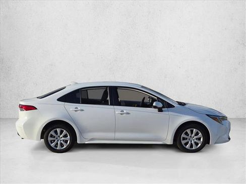 Used 2025 Toyota Corolla LE FWD image 4