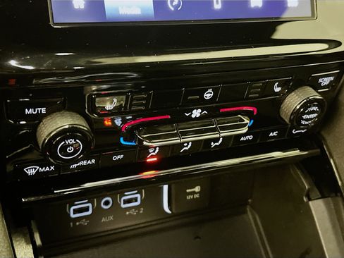 Used 2023 Jeep Grand Cherokee Altitude image 23