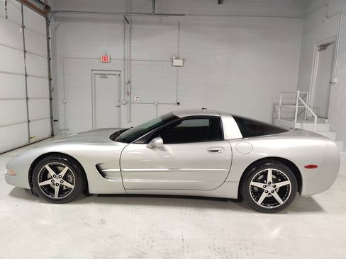 Used 2004 Chevrolet Corvette Coupe w/ Preferred Equipment Group RWD image 21