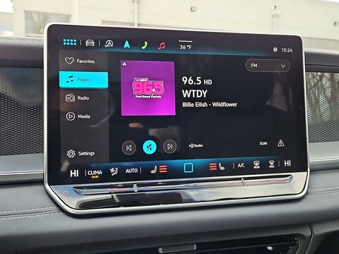 Certified 2025 Volkswagen Tiguan SE w/ Panoramic Sunroof Package image 16