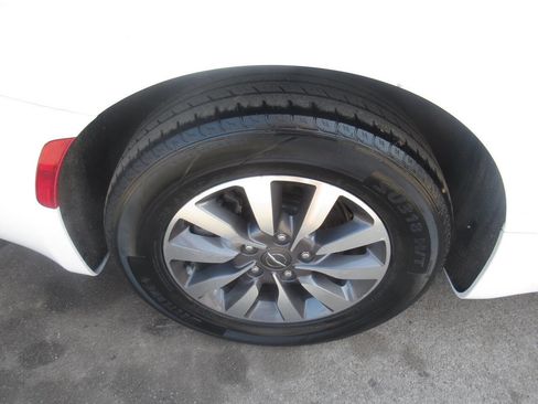 Used 2021 Chrysler Pacifica Touring-L FWD image 5
