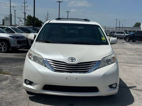 Used 2017 Toyota Sienna XLE w/ XLE Navigation Package FWD image 2