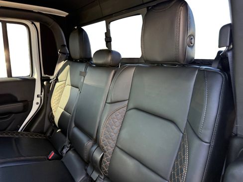 Used 2021 Jeep Gladiator Overland image 16
