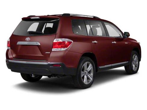 Used 2013 Toyota Highlander Plus AWD/4WD image 2