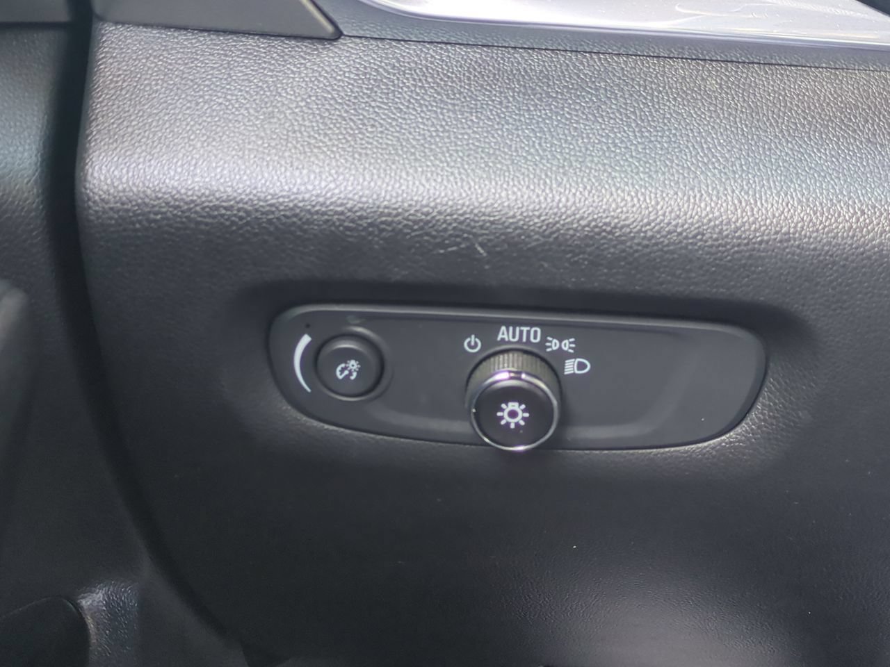 Used 2023 Chevrolet Traverse LT FWD image 17