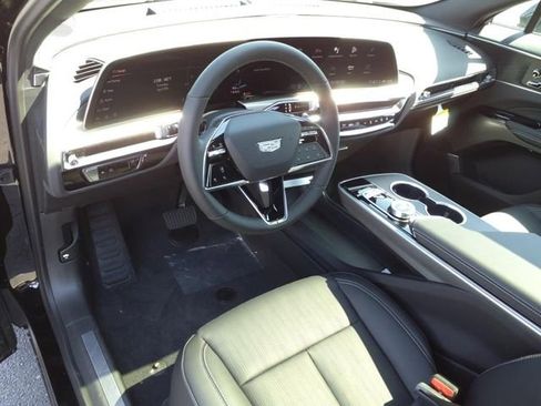 New 2025 Cadillac Lyriq Luxury image 3