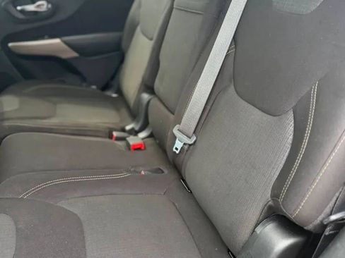 Used 2017 Jeep Cherokee Latitude w/ Cold Weather Group AWD/4WD image 18