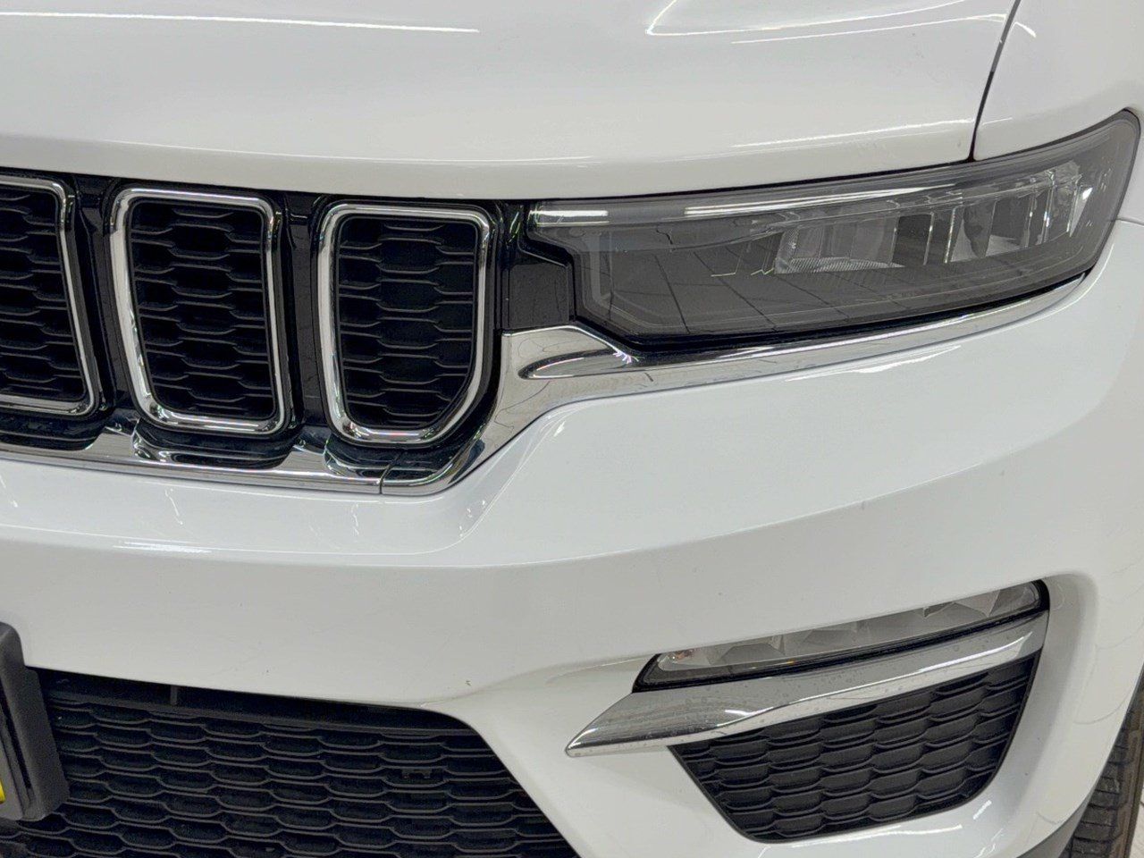 Used 2023 Jeep Grand Cherokee Limited AWD/4WD image 12
