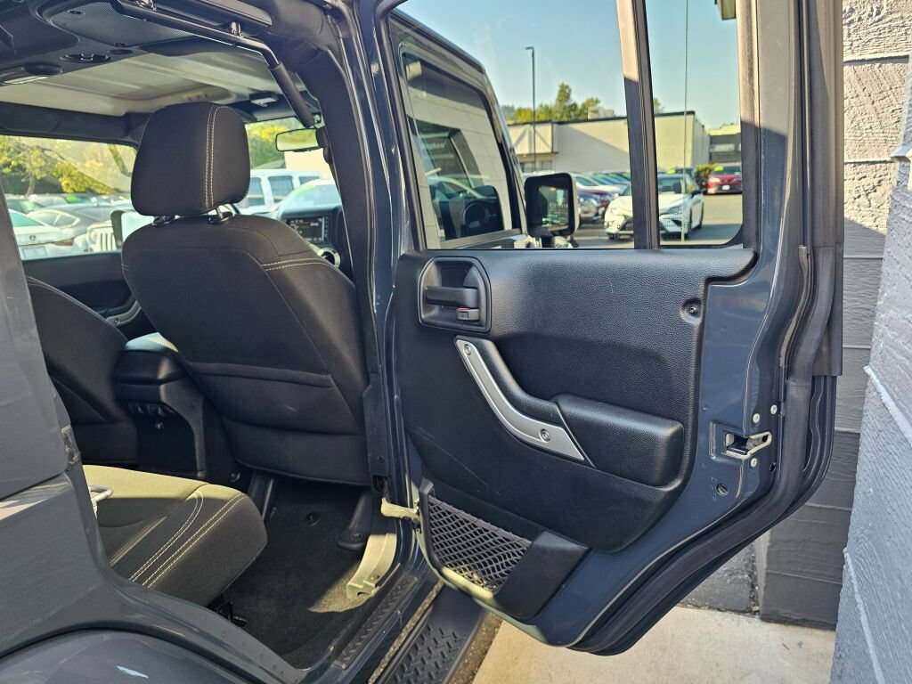 Used 2018 Jeep Wrangler Unlimited Sahara w/ Connectivity Group AWD/4WD image 15