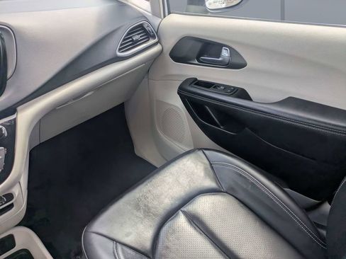 Used 2023 Chrysler Pacifica Touring-L FWD image 18