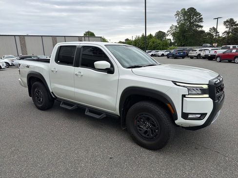Used 2025 Nissan Frontier PRO-4X AWD/4WD image 9