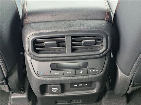 Used 2025 Honda Pilot TrailSport image 17