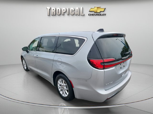 Used 2023 Chrysler Pacifica Touring-L FWD image 3