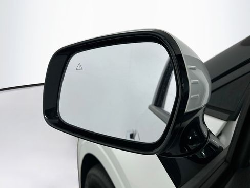 Used 2025 Kia Carnival FWD image 16