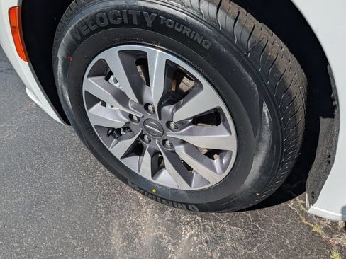 Used 2023 Chrysler Pacifica Touring-L FWD image 16