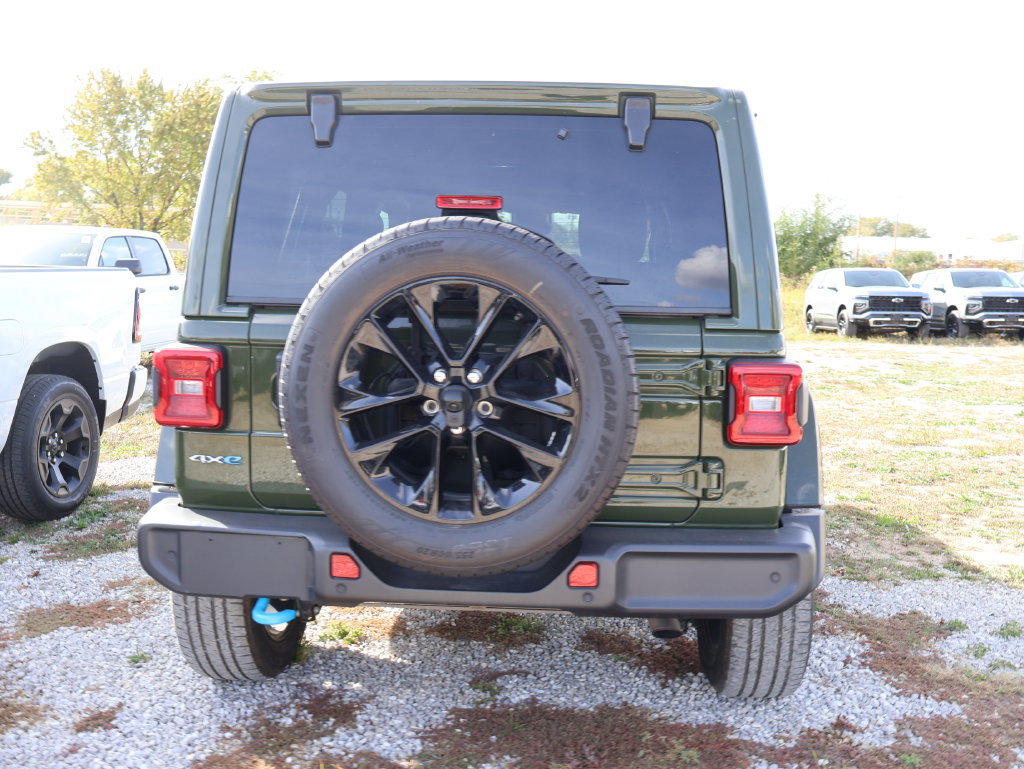 Used 2024 Jeep Wrangler Unlimited Sahara w/ Technology Group AWD/4WD image 19