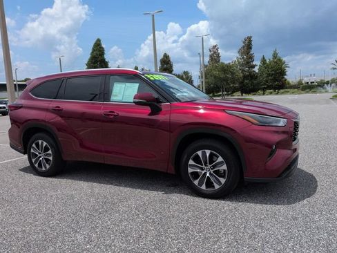 Used 2022 Toyota Highlander XLE FWD image 2