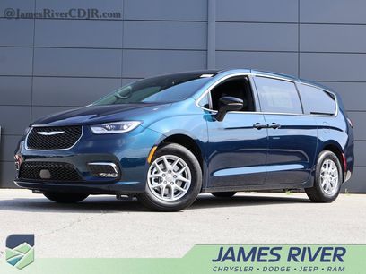 New 2025 Chrysler Pacifica Select