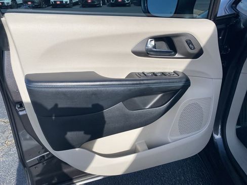 Used 2021 Chrysler Pacifica Touring-L w/ Uconnect Theater Family Group image 9