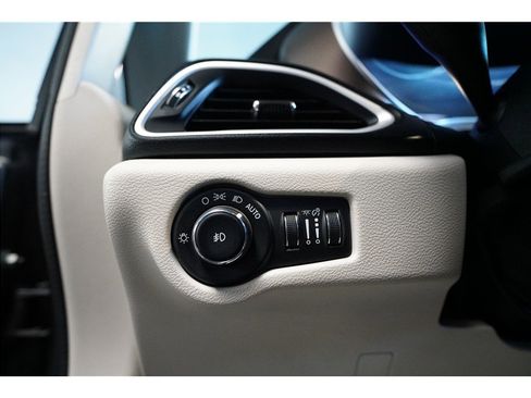 Used 2017 Chrysler Pacifica Touring-L image 18