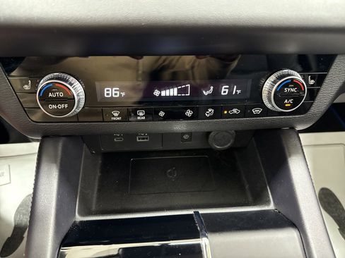 Used 2024 Mitsubishi Outlander SE image 32