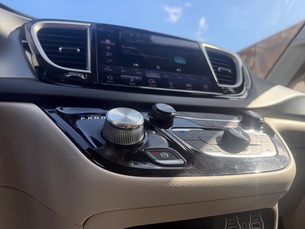 Used 2022 Chrysler Pacifica Touring-L FWD image 19
