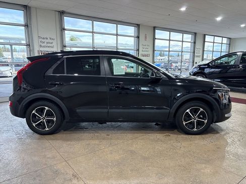 Used 2023 Kia Niro EX image 3