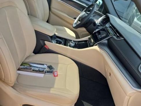 Used 2023 Jeep Grand Cherokee Limited AWD/4WD image 18
