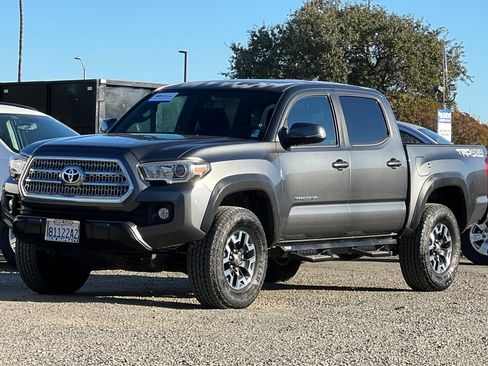 Used 2016 Toyota Tacoma TRD Off-Road image 8