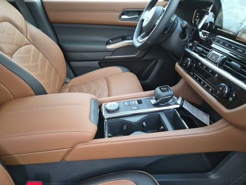 New 2025 Nissan Pathfinder Platinum image 15