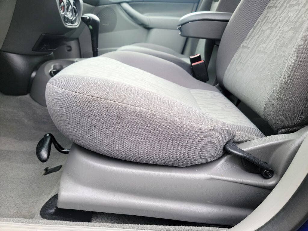 Used 2005 Ford Focus ZX4 Sedan FWD image 9