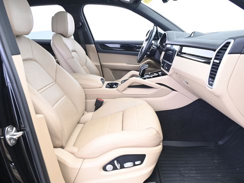 Used 2019 Porsche Cayenne E-Hybrid image 23