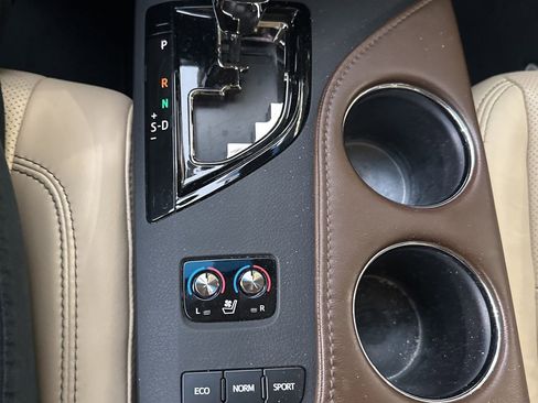 Used 2018 Toyota Avalon Limited image 16