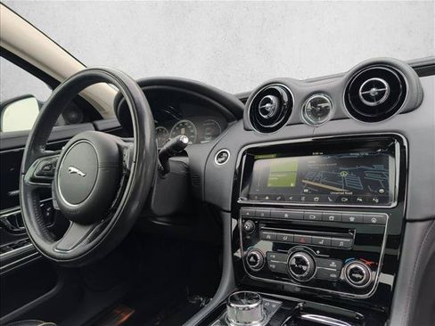 Used 2019 Jaguar XJ R-Sport RWD image 28