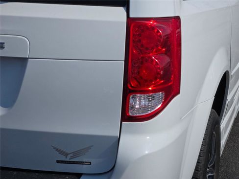 Used 2016 Dodge Grand Caravan SE FWD image 9