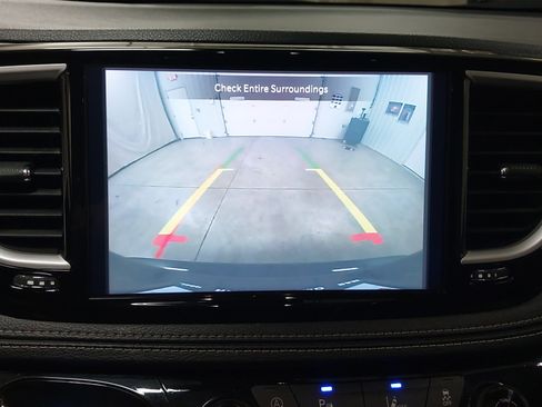 Used 2024 Chrysler Pacifica Touring-L image 36