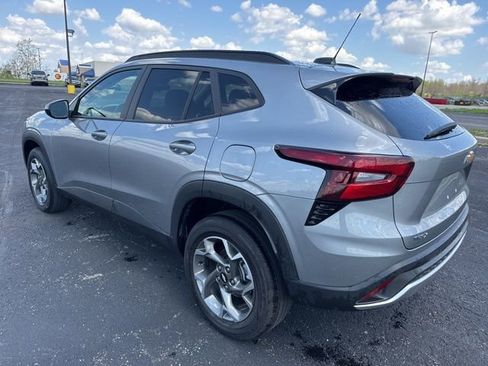 Used 2025 Chevrolet Trax LT w/ LT Convenience Package FWD image 6