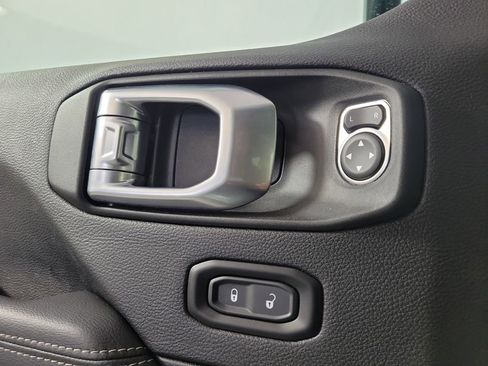 Used 2023 Jeep Wrangler Unlimited Sahara AWD/4WD image 16