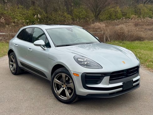 Used 2024 Porsche Macan image 1