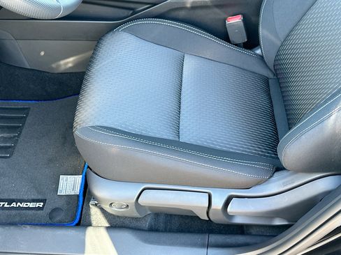 New 2025 Mitsubishi Outlander ES image 13