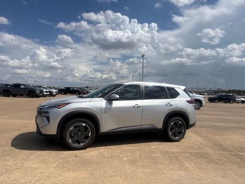 Used 2025 Nissan Rogue SV FWD image 12