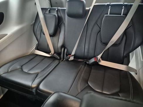 Used 2023 Chrysler Pacifica Touring-L FWD image 14