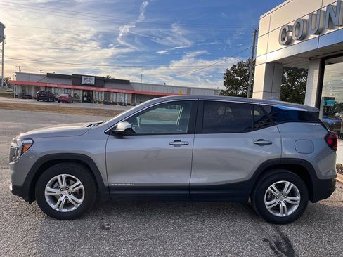 Used 2024 GMC Terrain SLE image 3