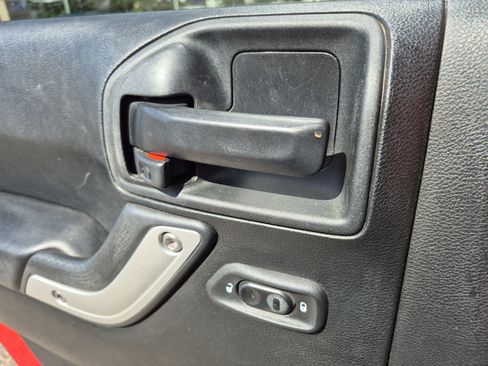 Used 2018 Jeep Wrangler Unlimited Sahara AWD/4WD image 13