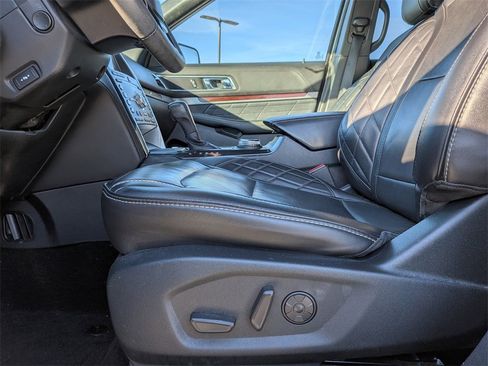 Used 2019 Ford Explorer Platinum image 11