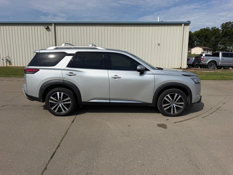 Used 2023 Nissan Pathfinder Platinum AWD/4WD image 2