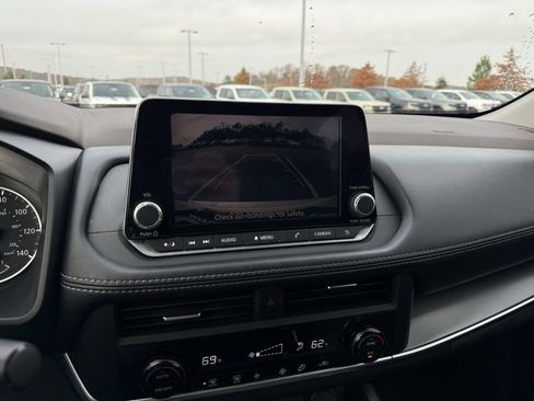 Used 2023 Nissan Rogue SV image 17