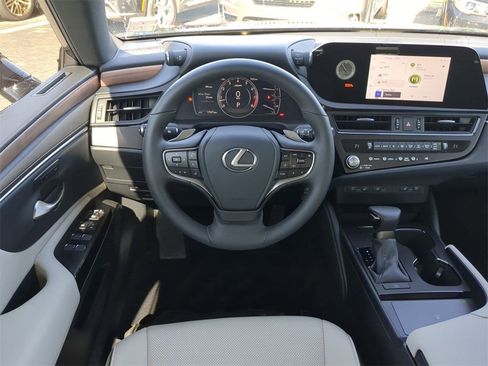 Used 2025 Lexus ES 350 w/ Premium Package image 17