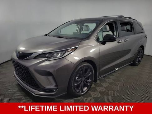 Used 2022 Toyota Sienna XSE image 3
