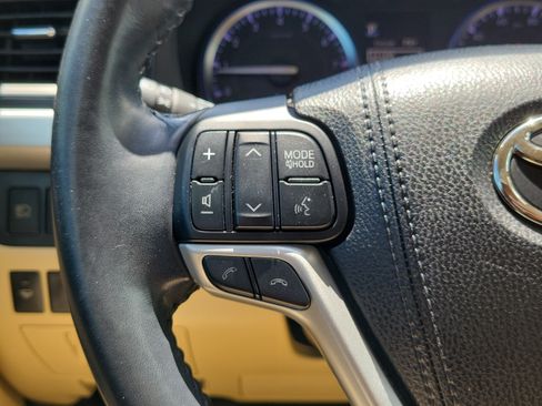 Used 2018 Toyota Highlander Limited FWD image 31